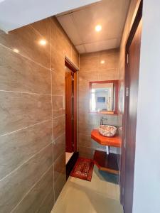 y baño con ducha, lavabo y espejo. en Hoi An Ngo Homestay, en Hoi An