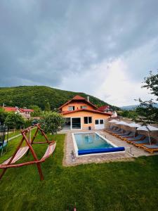 a house with a swimming pool in a yard at Kelemen Vendégház 2 in Praid