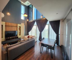 - un salon avec un canapé et une table dans l'établissement My Misto Homestay, Riverson Soho, à Kota Kinabalu