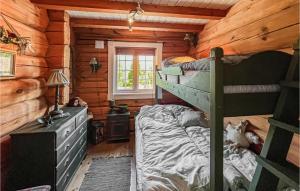 a bedroom with a bunk bed in a log cabin at Amazing Home In Svingvoll With 3 Bedrooms in Svingvoll