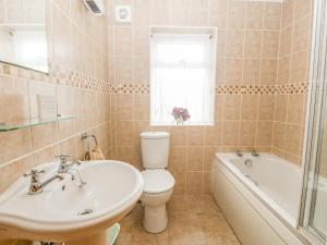 Koupelna v ubytování Ty Hen + 21 fotografií