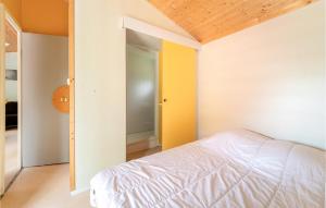 1 dormitorio con 1 cama y puerta abierta en Lovely Home In Chalabre With Kitchen, en Chalabre