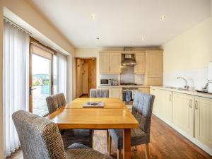 cocina y comedor con mesa de madera y sillas en The Hayloft - Uk44519, en Tetney