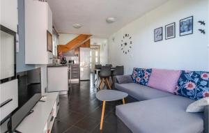 un soggiorno con divano e una cucina di Gorgeous Home In Krnica With Kitchen a Krnica