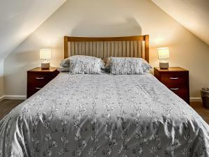 En eller flere senge i et værelse på Eleven Diabaig Cottage