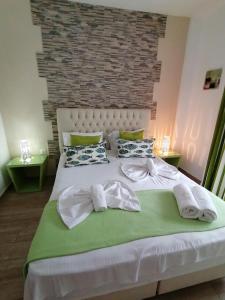 Postel nebo postele na pokoji v ubytování Christina Apartments