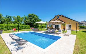 Bazén v ubytování Nice Home In Vinjani Gornji With Kitchen nebo v jeho okolí