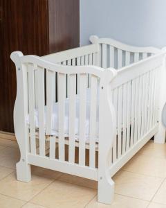 - un lit bébé blanc dans une chambre dans l'établissement Forget your worries in this serene 5 Bedroom Villa in Ngong, à Nairobi