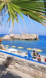 サンタ・ドメーニカにあるB&B A casa di Picciの海の景色を望むビーチ(椅子、パラソル付)