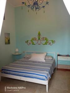 コンヴェルサーノにあるB & B Monte Adamoのベッドルーム1室(上にシャンデリア付きのベッド1台付)
