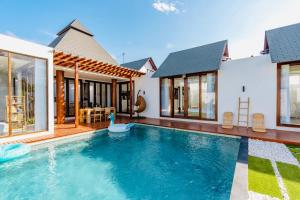 a swimming pool in the backyard of a house at Casa Canguro Villa in Nusa Lembongan