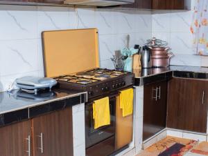 Η κουζίνα ή μικρή κουζίνα στο Forget your worries in this serene 5 Bedroom Villa in Ngong