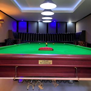 - un billard dans une pièce avec une piscine verte dans l'établissement The Pd - Entire Holiday Home, à Amed 33 autres photos