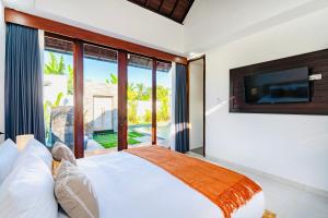 a bedroom with a large bed and a large window at Casa Canguro Villa in Nusa Lembongan +11 photos