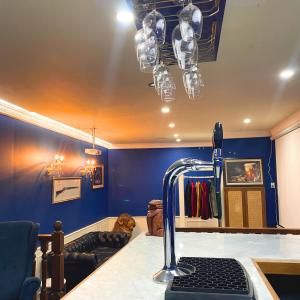 een kamer met blauwe muren en een aanrecht met een toetsenbord bij The Pd - Entire Holiday Home in Amed