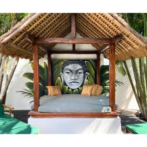 un lit avec une peinture d'homme sur lui dans l'établissement The Pd - Entire Holiday Home, à Amed