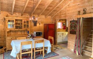 uma cozinha com uma mesa e um frigorífico em Nice Home In Selje With Wifi em Stokke