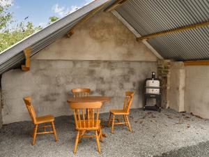 Chilton Polden にあるSwift Cottageのテーブル、椅子4脚、コンロ