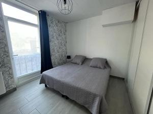 Ένα ή περισσότερα κρεβάτια σε δωμάτιο στο Martin Appartement Cambrai avec cour