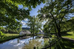 a view of a river with houses and trees at Ferienwohnung Helm in Wilnsdorf