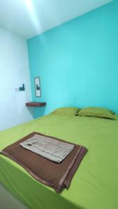 Postel nebo postele na pokoji v ubytování Rumah Teman Hostel