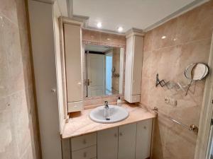 a bathroom with a sink and a mirror at Apartamento Alderetes in Córdoba