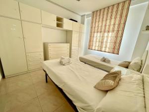 a small bedroom with two beds and a window at Apartamento Alderetes in Córdoba