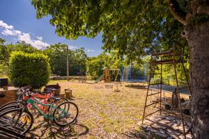 Vonkajšia záhrada v ubytovaní Villa Hrustika - heated pool, jacuzzi & sauna