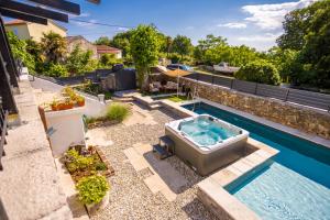 Bazén v ubytovaní Villa Hrustika - heated pool, jacuzzi & sauna alebo v jeho blízkosti