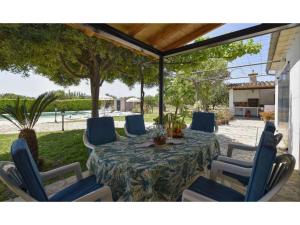 patio con tavolo e sedie blu di Belvilla by OYO Tabou a Selva