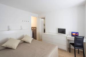 Un dormitorio con una cama y un escritorio con televisión. en Luxury Appartament Piazza Roma, en Ancona