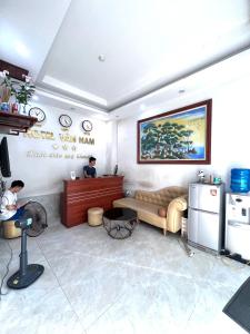 - un salon avec un canapé et une télévision dans l'établissement Khach sạn Vân Nam, à Hanoï