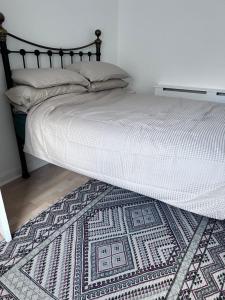 Ένα ή περισσότερα κρεβάτια σε δωμάτιο στο Coetmor Cottage