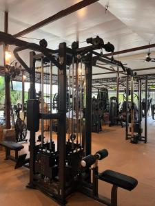 une salle de sport dotée de nombreux équipements d'exercice. dans l'établissement Sabaii Bay Resort, à Baan Tai