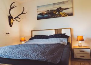 Ένα ή περισσότερα κρεβάτια σε δωμάτιο στο Gajówka na Roztoczu