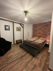 - une chambre avec un grand lit dans un mur en briques dans l'établissement Hot Spot Studio in the center, à Sofia
