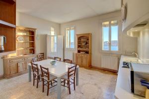 eine Küche mit einem Tisch und Stühlen im Zimmer in der Unterkunft PATRIZIO panoramic view in Venedig