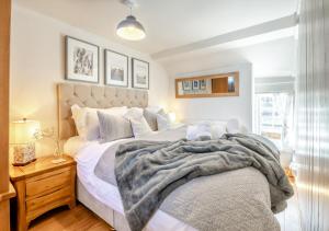מיטה או מיטות בחדר ב-2 Browcote Cottage