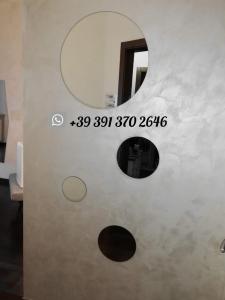 bagno con specchio a parete di De Rossi Holiday 'Rooms&Apartment' a Bari