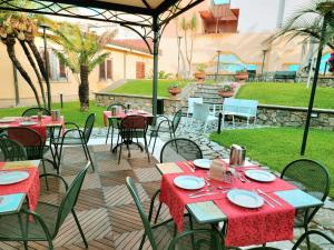 Reštaurácia alebo iné gastronomické zariadenie v ubytovaní Hotel Garibaldi