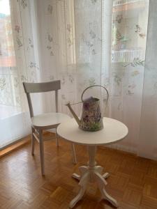 een tafel en een stoel in een kamer bij Casa Viola vicino al mare by SMART-HOME in Vallecrosia