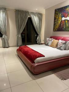 Tempat tidur dalam kamar di Sermj Abode Nkoyoyo