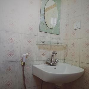 博卡拉的住宿－Hotel Sarathi，一间带水槽和镜子的浴室