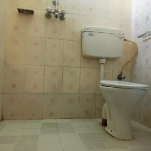 博卡拉的住宿－Hotel Sarathi，一间位于客房内的白色卫生间的浴室
