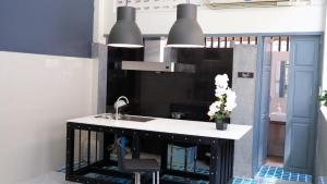Kuchyň nebo kuchyňský kout v ubytování Casa Ari - Trang City Center