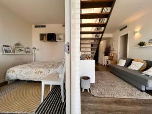 sypialnia oraz salon z łóżkiem i kanapą w obiekcie Casa Elena Maresme w mieście Mataró
