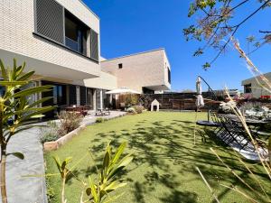 a backyard of a house with a lawn at Casa Elena Maresme in Mataró