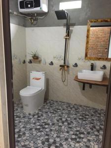uma casa de banho com um WC e um lavatório em Fan Lap Homestay em Sapa