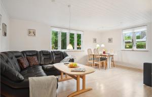 ein Wohnzimmer mit einem Sofa und einem Tisch in der Unterkunft Nice Apartment In Sams With Wifi in Onsbjerg