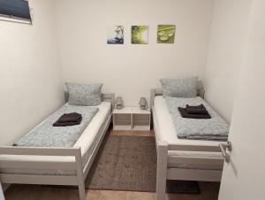 1 dormitorio con 2 camas y puerta abierta en Ferienwohnung/Monteurwohnung Altes Café, en Weimar